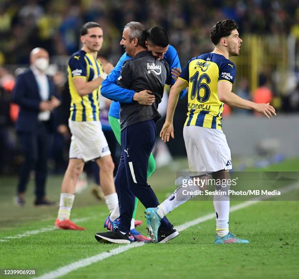 Coach Ismail Kartal , Goalkeeper Berke Ozer and Ferdi Kadioglu of Fenerbahce during the Turkish Super Lig match between Fenerbahce and Galatasaray at...