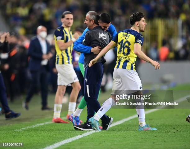 Coach Ismail Kartal , Goalkeeper Berke Ozer and Ferdi Kadioglu of Fenerbahce during the Turkish Super Lig match between Fenerbahce and Galatasaray at...