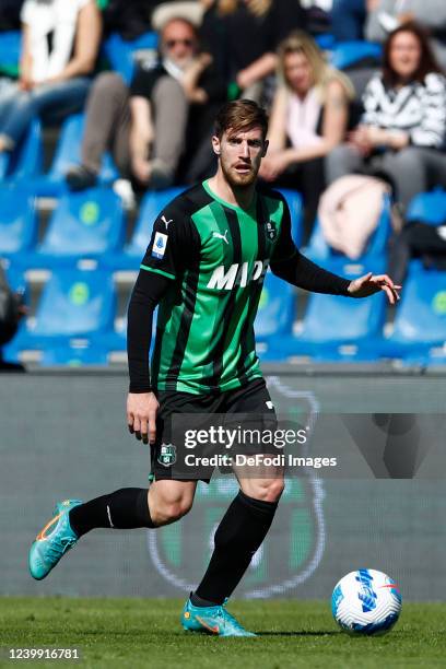 Georgios Kyriakopoulos of Sasssuolo controls the ball during the Serie A match between US Sassuolo and Atalanta BC on April 10, 2022 in Reggio...