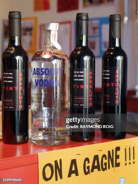 Vue des bouteilles de "tinto absoluto" du viticulteur Jean-Philippe Beille, photographiées le 19 novembre 2005 dans sa cave à Cabestany, près de...