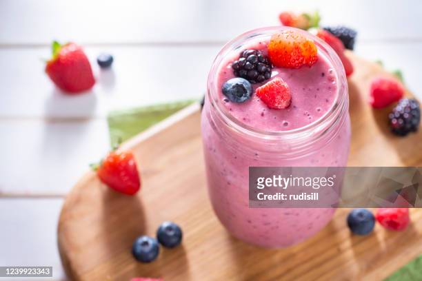 berry smoothie - raspberry imagens e fotografias de stock