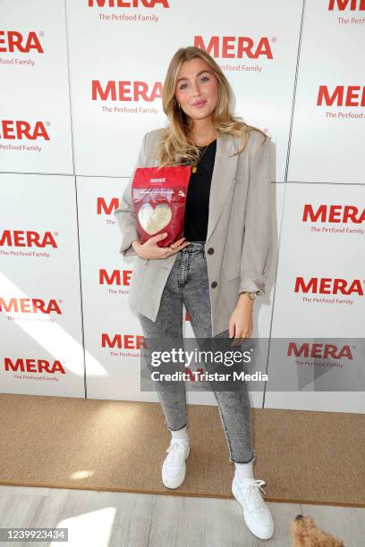 Sophie Peinemann bakes dog biscuit with Mera petfood at Sturmfreie Bude on April 11, 2022 in Hamburg, Germany.