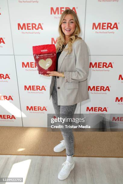 Sophie Peinemann bakes dog biscuit with Mera petfood at Sturmfreie Bude on April 11, 2022 in Hamburg, Germany.