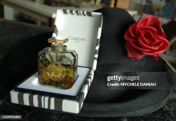 Le chapeau de Consuelo de Saint Exupéry et un flacon du parfum "Vol de nuit" créé par Guerlain pour Saint Exupéry sont exposés le 03 mai 2006 au...