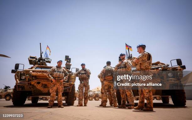 April 2022, Mali, Gao: Bundeswehr soldiers stand by their vehicles at the Camp Castor field camp during the foreign minister's visit to Gao in Mali....