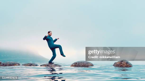 de weg naar succes voor een zakenman die problemen overwint - pitfall stockfoto's en -beelden