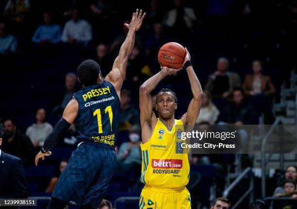 Phil Pressey of EWE Baskets Oldenburg and Louis Olinde of Alba Berlin during the game between ALBA Berlin and EWE Baskets Oldenburg on April 12, 2022...