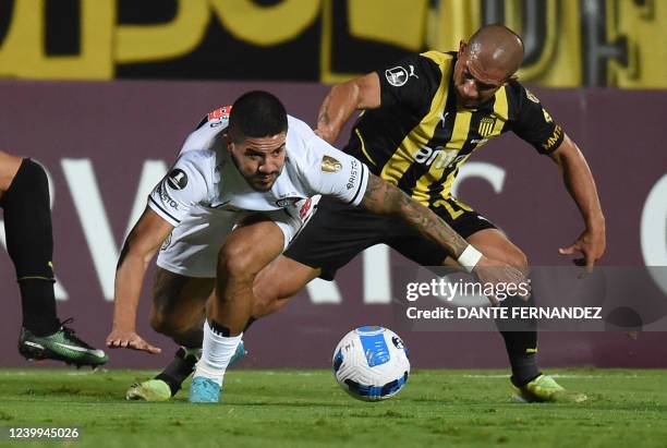 Paraguay's Olimpia Jorge Recalde and Uruguay's Penarol Walter Gargano vie fo the ball during their Copa Libertadores group stage first leg football...