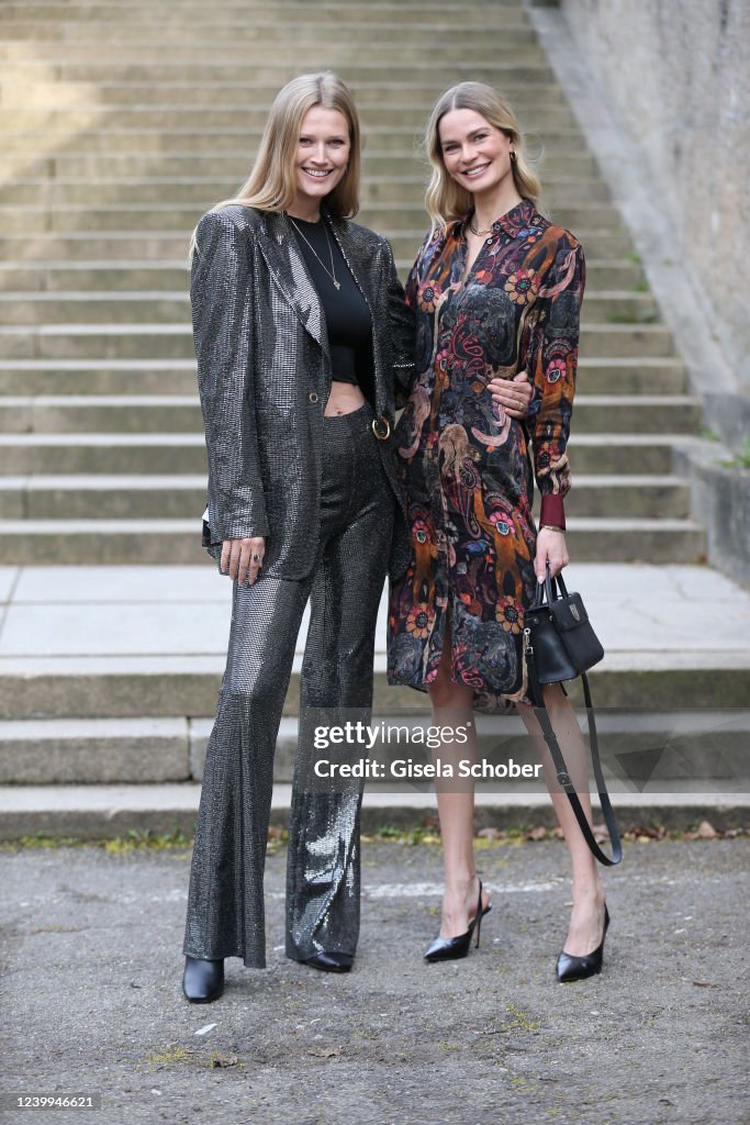 Toni Garrn and Marie during the world premiere of the new coffee