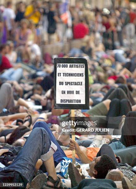 Des intermittents du spectacle manifestent, couchés sur une route, le 08 juillet 2003 à Avignon, lors d'une journée de grève nationale pour s'opposer...