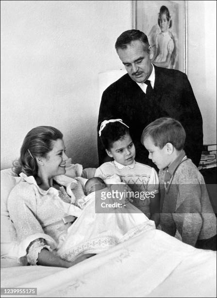 Le Prince Rainier de Monaco et la Princesse Grace posent, le 04 février 1965, avec leurs enfants, le Prince Albert et la Princesse Caroline, lors de...