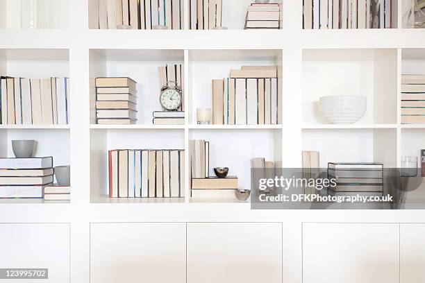 bookcase - books on shelf stockfoto's en -beelden