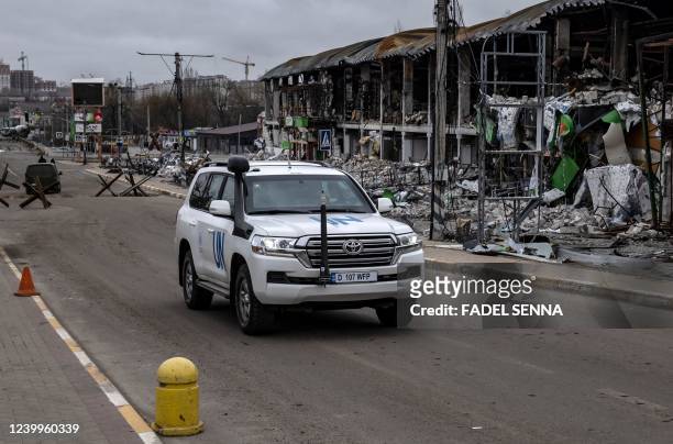 Graphic content / A UN car rides in Bucha, on the outskirts of Kyiv, on April 13 amid Russia's military invasion launched on Ukraine. - A visit by...