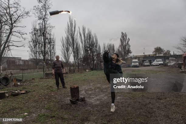 Molotov cocktail training inside the garden of a building contractor company, whose owner makes his property available from 10:00 to 13:00 every day...