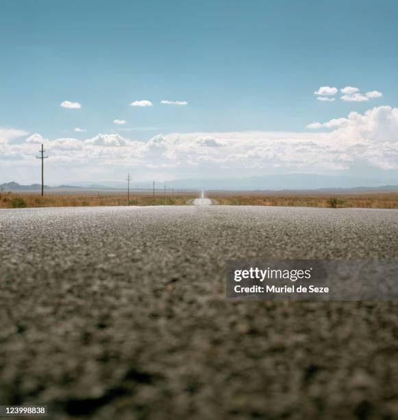 road in desert - desert highway stock pictures, royalty-free photos & images