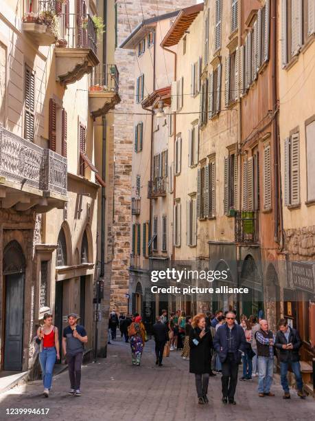 April 2022, Italy, Bergamo: Tourists walk through an alley in the old town of Bergamo . Photo: Jan Woitas/dpa