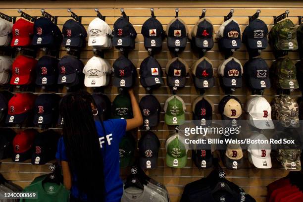 124 photos et images de Red Sox Team Store - Getty Images