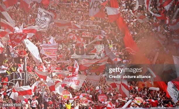 April 2022, Rhineland-Palatinate, Mainz: Soccer: Bundesliga, FSV Mainz 05 - VfB Stuttgart, Matchday 30, Mewa Arena. Stuttgart fans set the mood in...