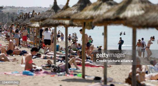 April 2022, Spain, Palma: Tourists chill on the beach of Arenal. The average occupancy rate of hotels during Easter week in the Balearic Islands is...
