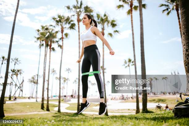 hispanic woman athlete krafttraining am venice beach - hiit stock-fotos und bilder