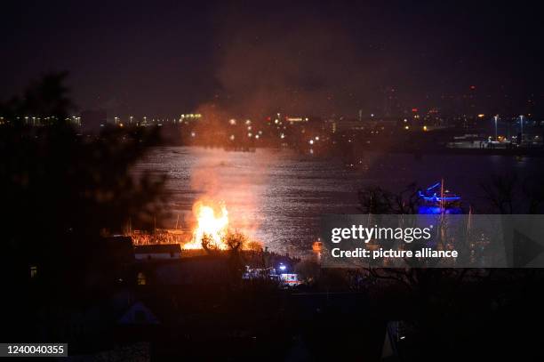 April 2022, Hamburg: A large Easter fire burns on the Elbe in Blankenese. In many places, the customary fires could take place again for the first...