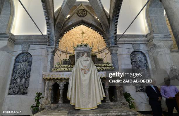 Catholic priest celebrates mass on Easter Sunday at Qaraqosh's Al-Tahera Church in the Hamdaniyah district in the northern Iraqi province of Nineve,...