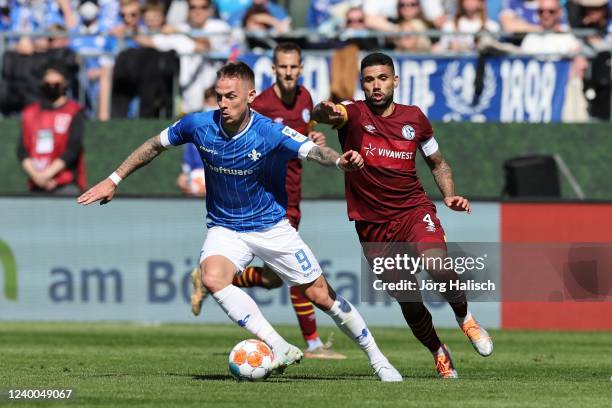 Phillip Tietz of SV Darmstadt 98 and Victor Pálsson of FC Schalke 04 during the Second Bundesliga match between SV Darmstadt 98 and FC Schalke 04 at...