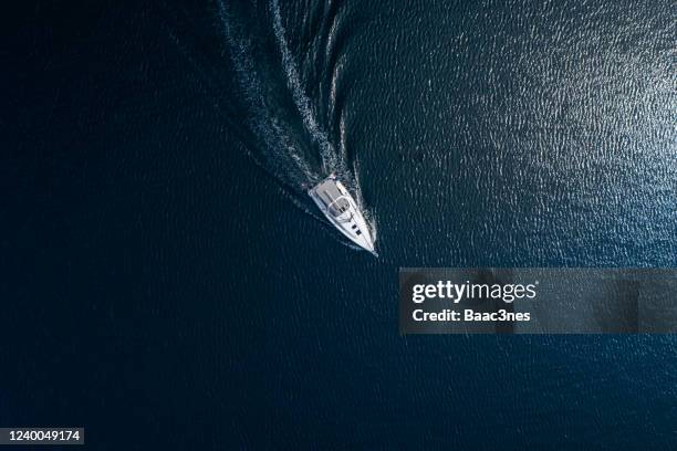 motorboat seen from above - asker in norway - bateau croisiere photos et images de collection
