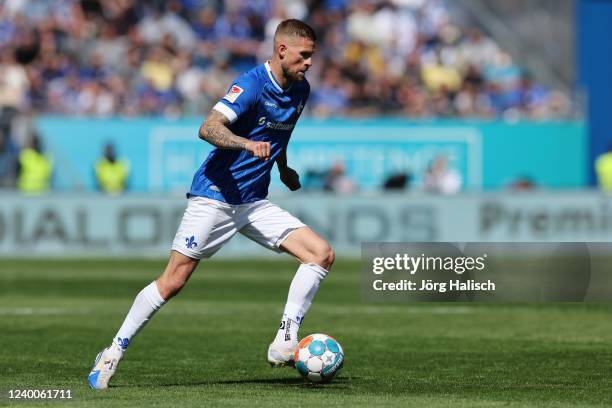 Tobias Kempe of SV Darmstadt 98 during the Second Bundesliga match between SV Darmstadt 98 and FC Schalke 04 at Merck-Stadion am Boellenfalltor on...