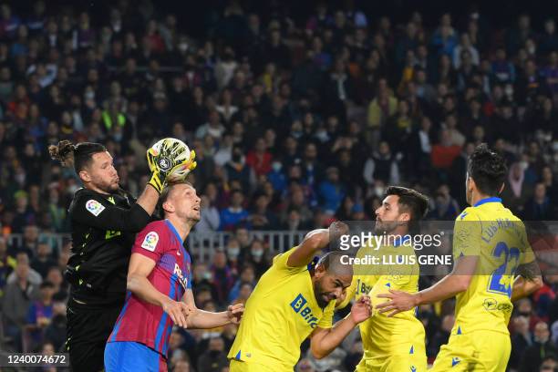 Cadiz's Argentinian goalkeeper Jeremias Ledesma grabs the ball over Barcelona's Dutch forward Luuk de Jong during the Spanish League football match...