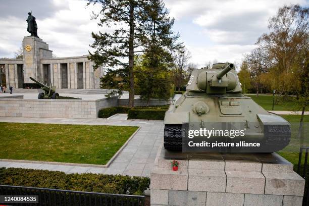 April 2022, Berlin: A Soviet T-34 tank stands next to the entrance to the Soviet Cenotaph and at the same time burial place for 2000 Soviet soldiers...