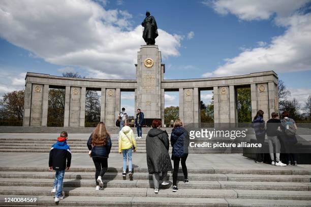 April 2022, Berlin: The Soviet Cenotaph is also the burial place for over 2000 Soviet soldiers in Tiergarten. In the course of Russia's war of...