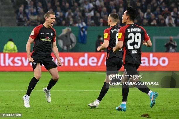 Freiburg's German forward Nils Petersen celebrates scoring the opening goal with his teammatesduring the German Cup semi-final football match Hamburg...