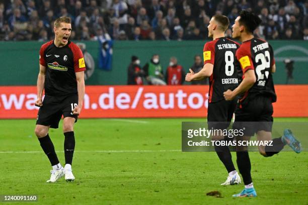 Freiburg's German forward Nils Petersen celebrates scoring the opening goal with his teammatesduring the German Cup semi-final football match Hamburg...