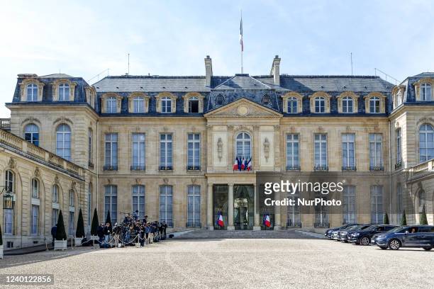 Reporters and medias stay at left of the Elysee Palace during the last weekly cabinet meeting before presidential election - April 20 Paris
