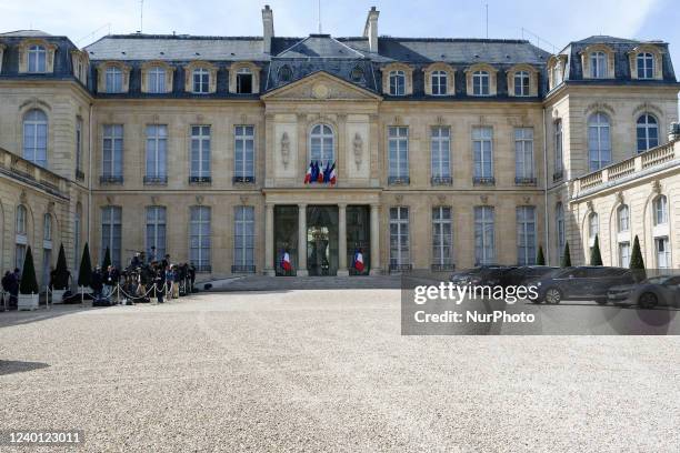 Reporters and medias stay at left of the Elysee Palace during the last weekly cabinet meeting before presidential election - April 20 Paris
