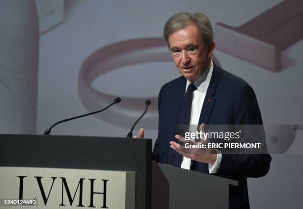LVMH's chief executive Bernard Arnault gives a speech during a press  Photo d'actualité - Getty Images