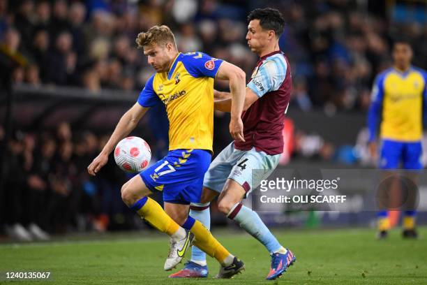 Southampton's Scottish midfielder Stuart Armstrong vies with Burnley's English midfielder Jack Cork during the English Premier League football match...
