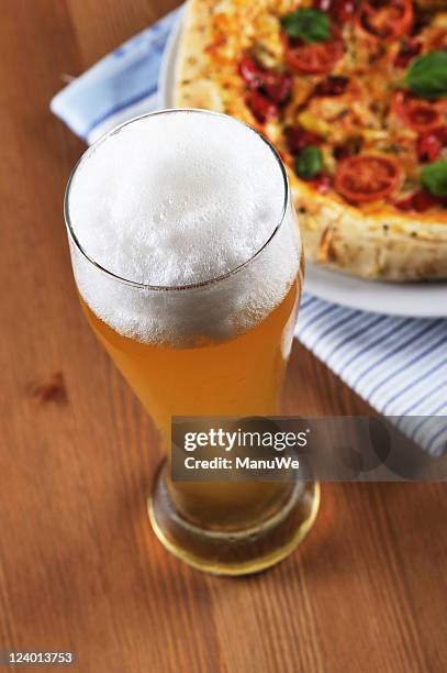 german beer and food italian pizza - pizza von oben stockfoto's en -beelden