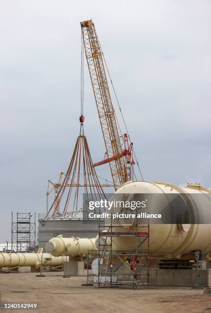 April 2022, Saxony-Anhalt, Leuna: Several distillation columns, the largest with a future height of 60 meters, are being prepared for installation on...