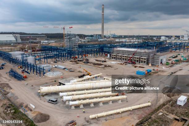 April 2022, Saxony-Anhalt, Leuna: Several distillation columns, the largest with a future height of 60 meters, are being prepared for installation on...