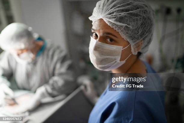 portrait of female healthcare worker on operating room at hospital - portrait concentration stock pictures, royalty-free photos & images