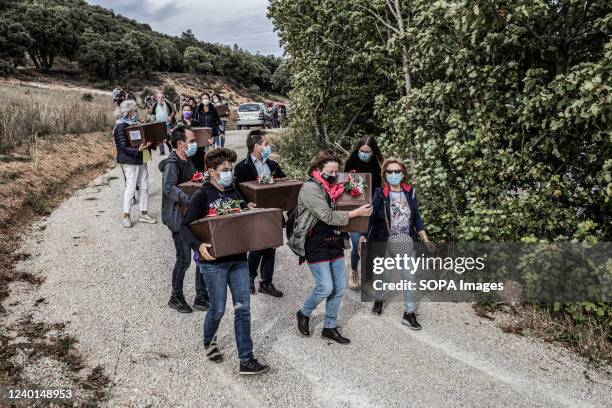 The people carry the mortal remains of the seven bodies to the Ibeas de Juarros cemetery. The Provincial Coordinator for the Recovery of the...