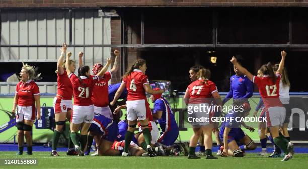 Wales players celebrate their last minute try during the Six Nations international women's rugby union match between Wales and France at Cardiff Arms...