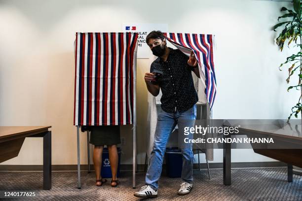 People vote in the second round of the French Elections at the French Consulate in Miami, Florida, on April 23, 2022. - France on Saturday prepared...