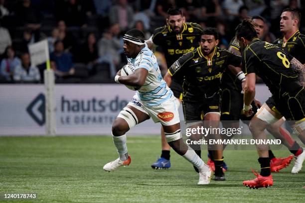 Racing's Yoan Tanga Mangene runs for a try during the French Top14 rugby union match between Racing 92 and Biarritz at the Paris La Defense Arena in...