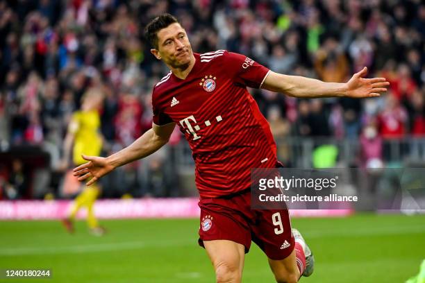 April 2022, Bavaria, Munich: Soccer: Bundesliga, Bayern Munich - Borussia Dortmund, Matchday 31, Allianz Arena. Munich's Robert Lewandowski...