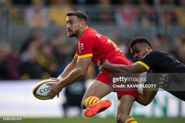 Perpignan's French full-back Melvyn Jaminet runs with the ball during the French Top14 rugby union match between Stade Rochelais and USA Perpignan at...