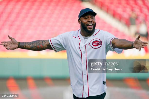 Cincinnati Bengals safety Vonn Bell throws out the ceremonial first pitch before the game between the St. Louis Cardinals and the Cincinnati Reds at...