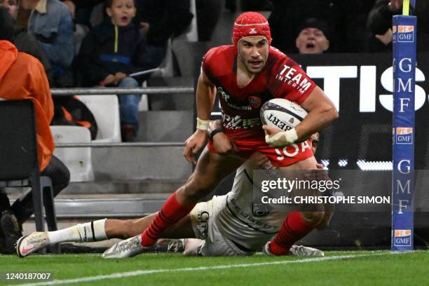 Toulon's French wing Gabin Villiere goes in for a try during the Top14 rugby union match between Toulon and Toulouse at the Velodrome stadium in...